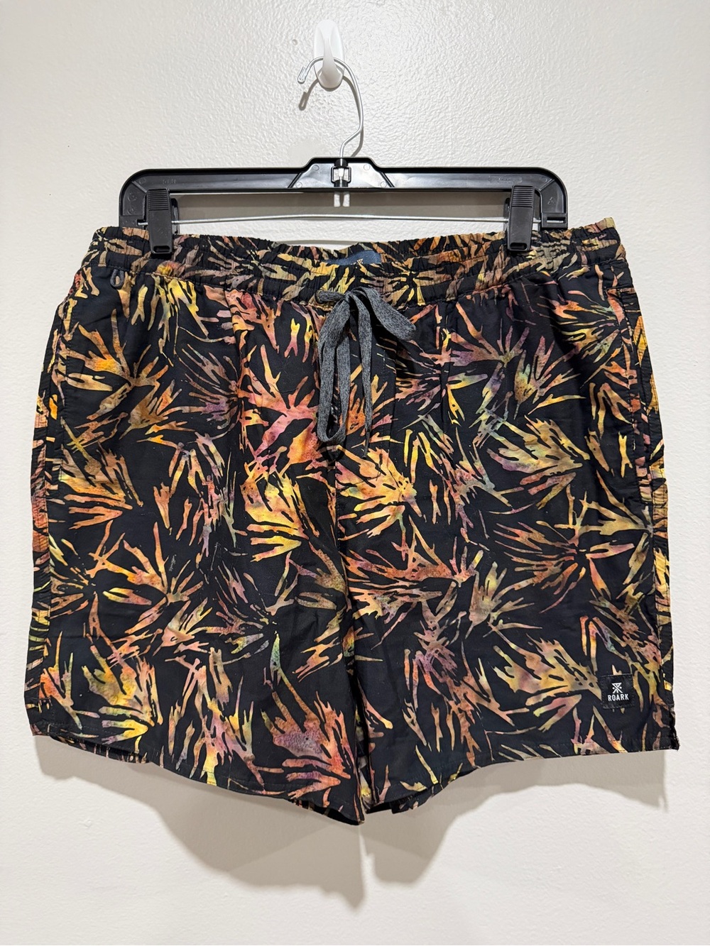 Roark Men’s Black Tropical-Print Athletic Swim Trunks size L